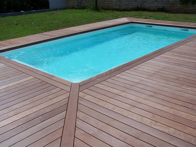 terrasse bois autour d'une piscine